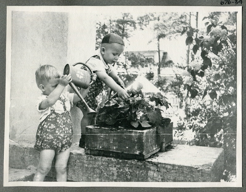 Tallinna Linna Laste Tuberkuloosisanatooriumi lapsed lilli kastmas