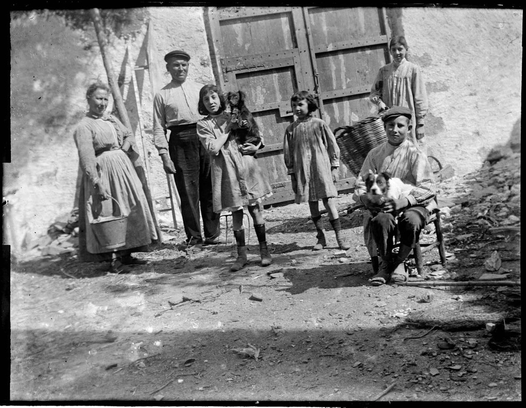 [Brothers Boschmonar] - The brothers Boschmonar, Anita, Conxita and Josep Maria, the family Arella d’ Espolla. This family took care of the vineyards that had Boschmonar in this town.