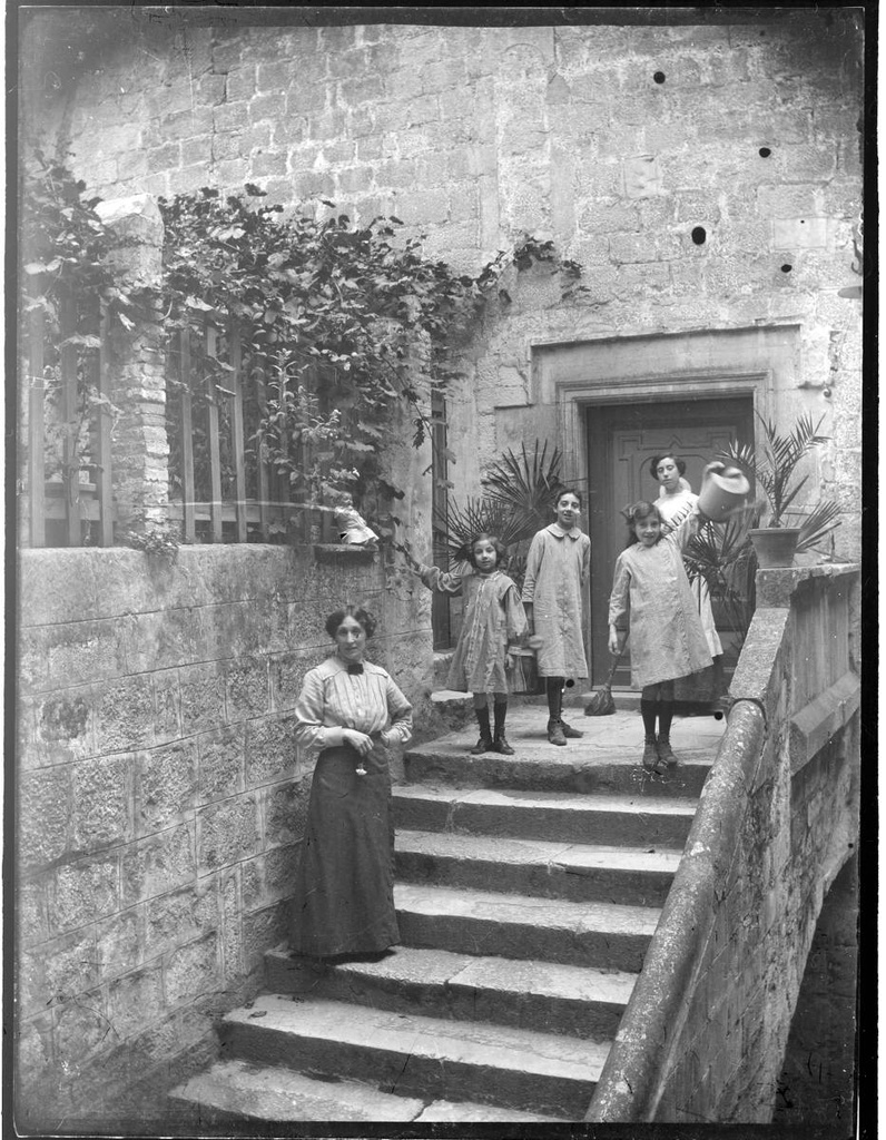[Scales of the Pabordia] - Portrait of a woman and four girls from the Boschmonar family on the stairs of the Pabordia. The Boschmonar family lived in this building, in a rental apartment, from 1910 to 1922, when Daniel Boschmonar acquired the house no. 23 Street Force.