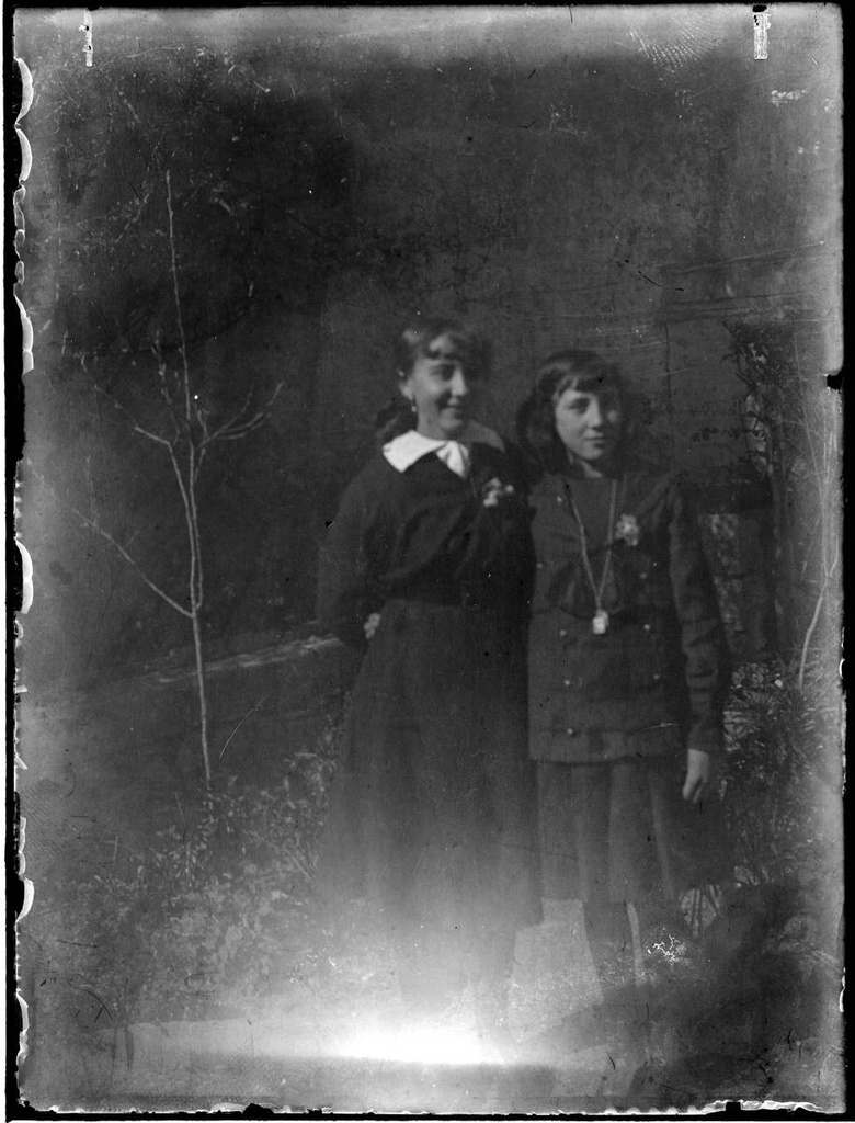 [Anita Boschmonar] - La Anita Boschmonar Pinto, a la derecha, con una amiga de Espolla