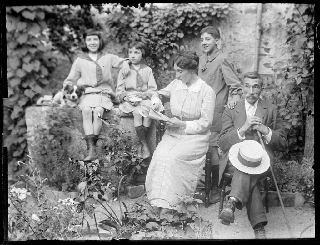 [Portrait in the courtyard of the Pabordia] - The Boschmonar Pinto family in the courtyard of the Pabordia: Daniel Boschmonar and Guardiola (1862-1926), Balbina Pinto and Sánchez (1877-1959) and their children Josep Maria (1901-1983), Anita (1902-1979), and Concepción (1905-1998).