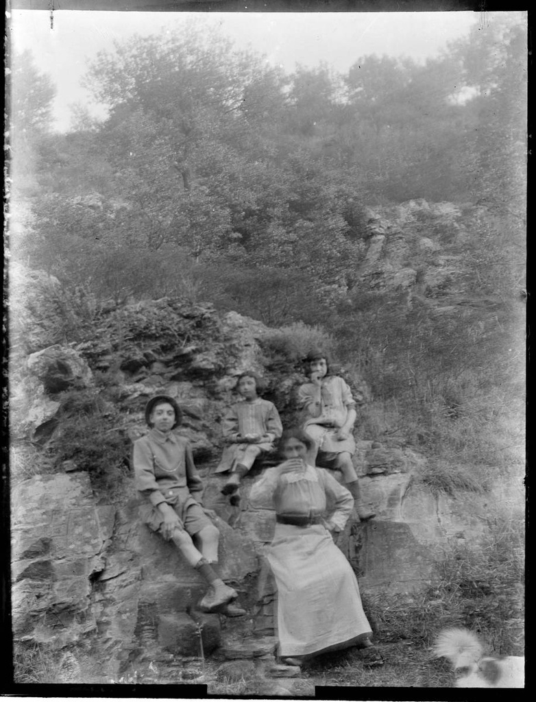 [Portrait during a shortening] - Portrait of the Boschmonar family on an excursion.