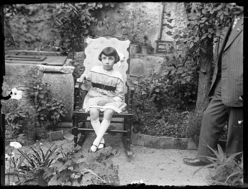[Boschmonar Conception] - Conception Boschmonar Pinto (1905-1998) at the 10 years, seated at some gardens.