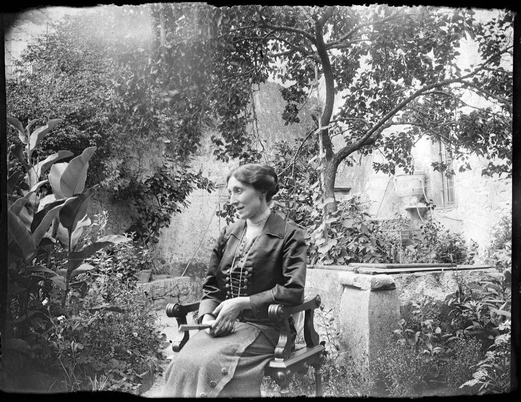 [Balbina Pinto] - Balbina Pinto Sánchez (1877-1959), seated at the yard of the Pabordia. The Boschmonar family lived in this building, in a rental apartment, from 1910 to 1922, when Daniel Boschmonar acquired the house no. 23 Street Force.