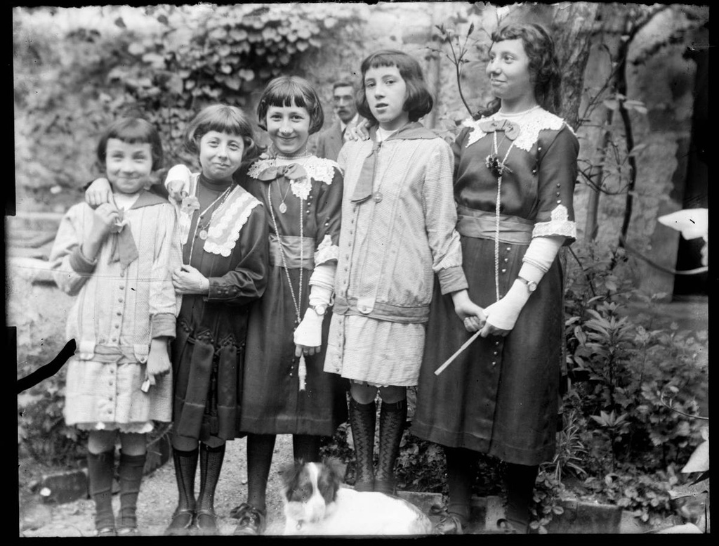 [Portrait] - Group portrait. From left to right: Conchita Boschmonar, two sisters Corps, Anita Boschmonar and Maria Corps.