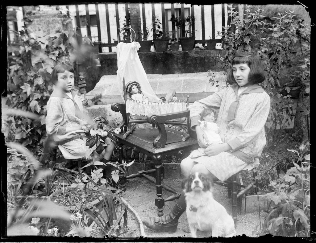 [Portrait in the courtyard of the Pabordia] - Conchita Boschmonar and Pinto (1905-1998), his sister Anna (1902-1979) and the dog Sultan at the yard of the Pabordia.