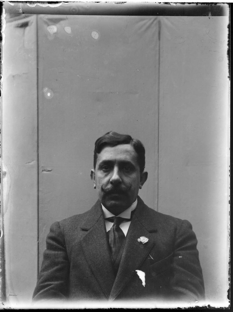 [Portrait of Joaquim Ruiz] - Portrait of Joaquim Ruiz and Vicente (1972-1955), friend of the Boschmonar family Valencian lawyer who married the Girona Carmen Daniel important landowner of Emporda. He was administrator of public income of the Treasury, and later president of the Guardianship Court of Minors.