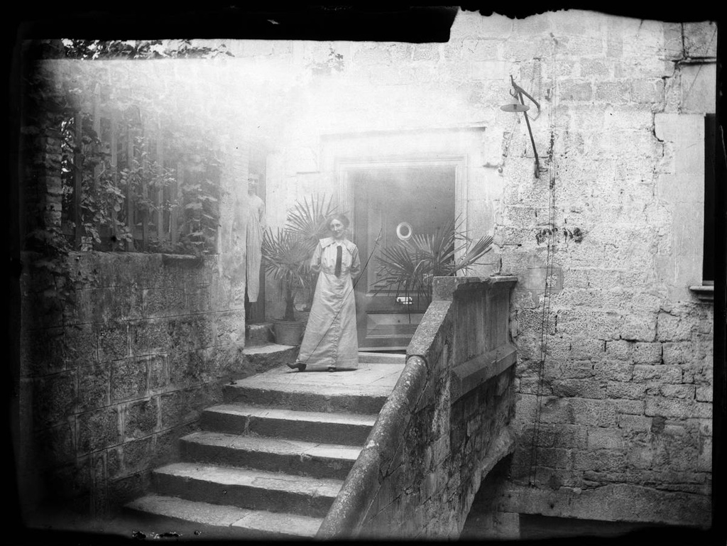 [Portrait to the Pabordia] - Portrait of a woman on the stairs of the Pabordia, a building where the Boschmonar family lived until they moved to the 23 Force Street house.