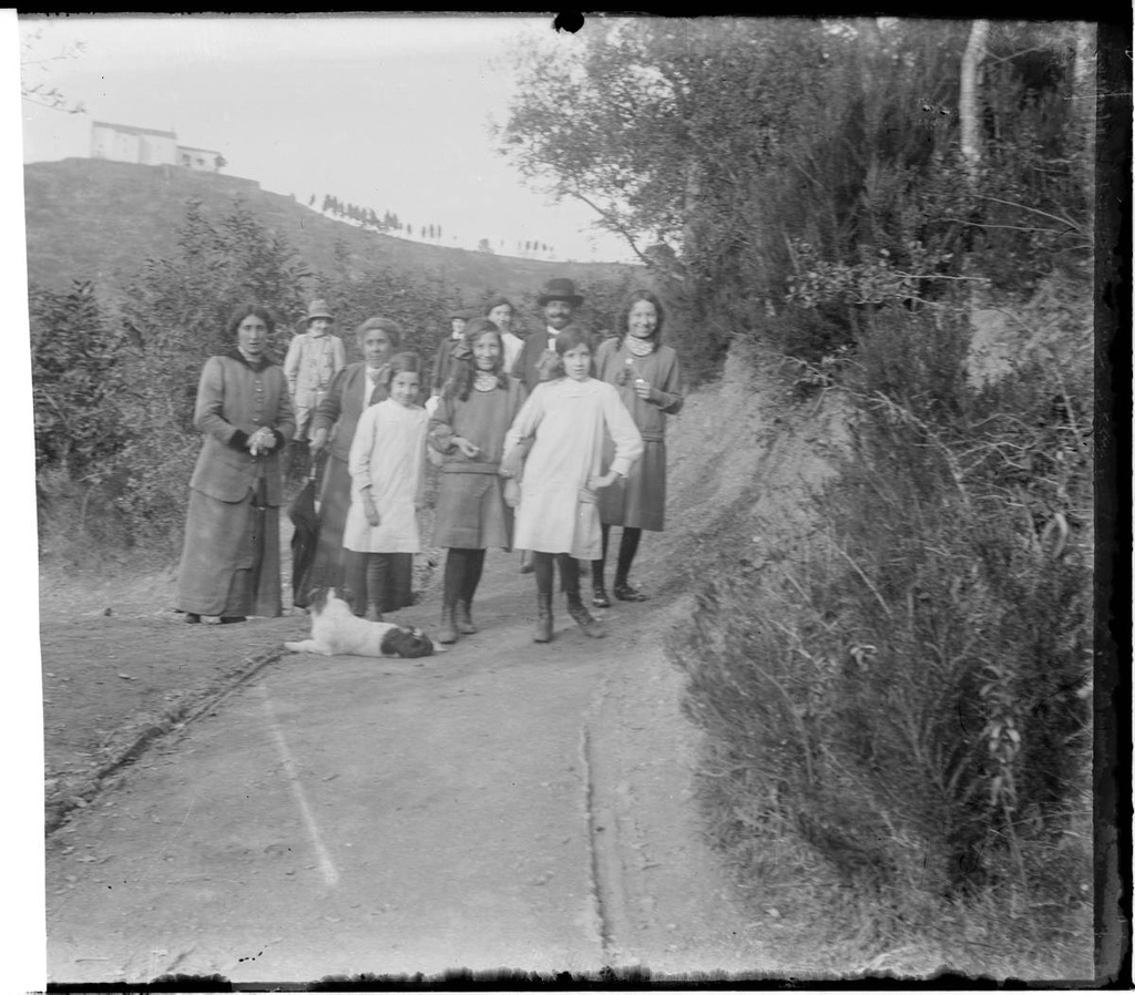 [Saint Daniel] - Portrait of family members Boschmonar Pinto during an excursion to St. Daniel. In the background to the left, the sanctuary of the Angels.