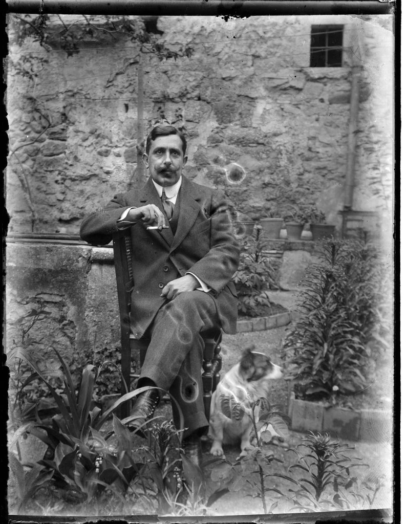 [Portrait of Joaquim Ruiz] - Portrait of Joaquim Ruiz and Vicente (1972-1955), Valencian lawyer friend of the Boschmonar family, in the garden of La Pabordia.