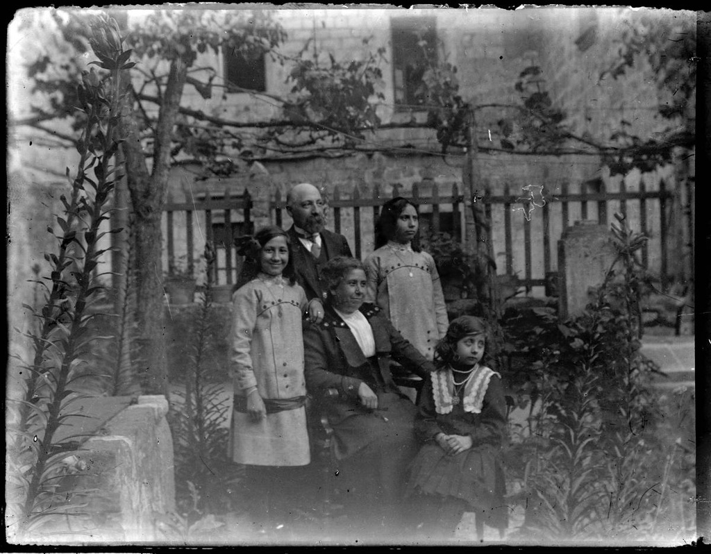 [Family Portrait Corps] - The Body Family: Josep Cos Godo (1865-?), practising at the hospital Saint Caterina, his wife Dolores Pillet and Carbonell (? -1927) and his three daughters Maria (1927-1995), Montserrat (1903-1984) and Pilar (1905-1970).