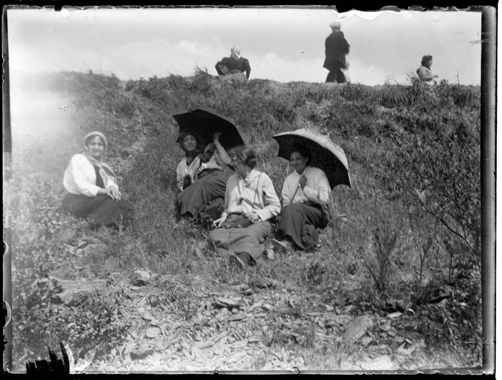 [Portrait in the mountain] - Girls on the mountain with umbrellas in order to protect themselves from the sun.