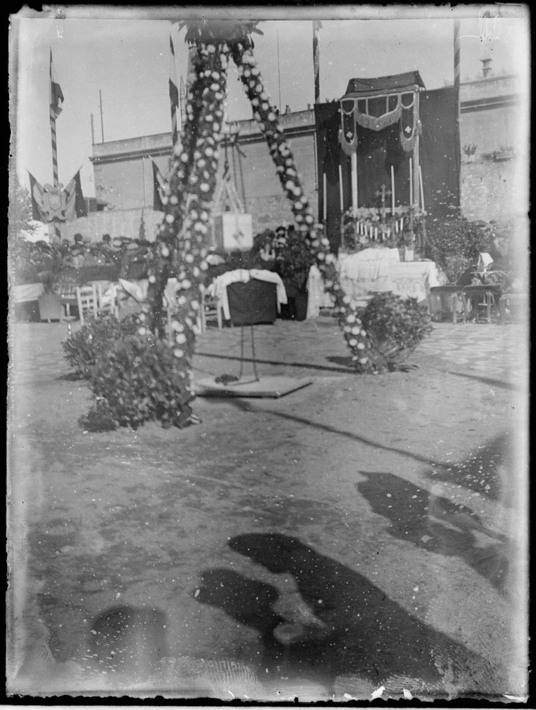 [First stone of the Post Office] - The foundation stone laying act of the Post and Telegraph building. First you can see the structure mounted to place the first stone and in the background, an altar.