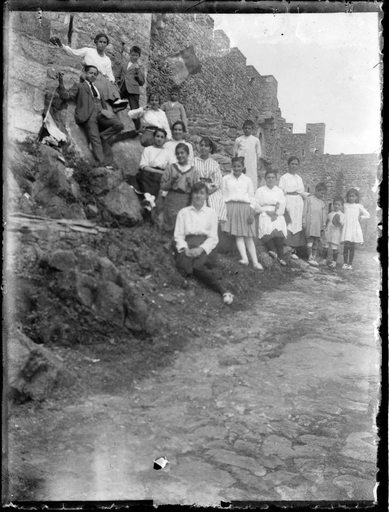 [Santa Coloma] - Portrait of a group, in the recess of a wall. It could be the castle of Santa Coloma.
