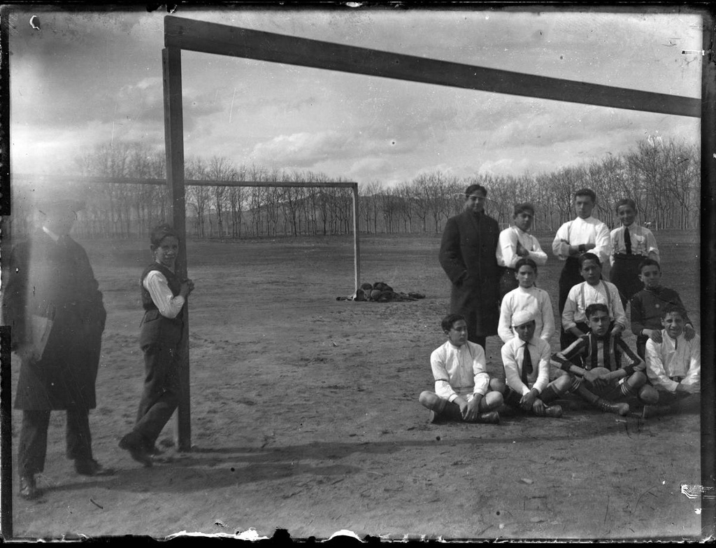 [Football in the Dehesa] - Portrait of a group in a non-regulatory football field in the Dehesa.