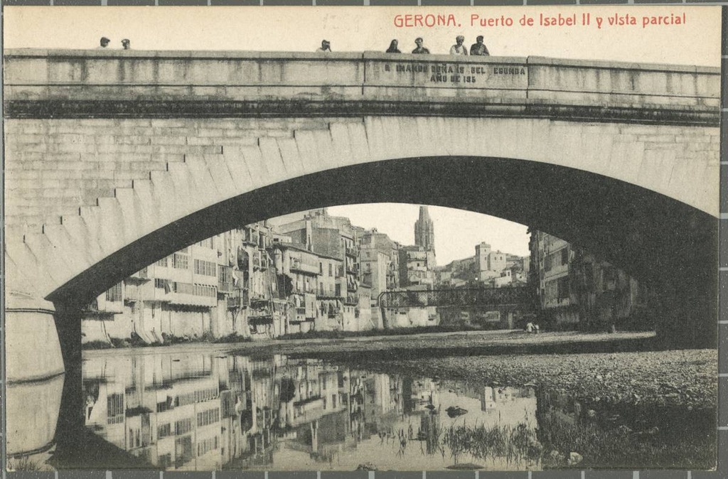 76-Gerona. Bridge of Isabel II y partial view - View of the Stone Bridge from the bed of the Onyar River In the background, the bridge and behind the Old fish, the bell church of Sant Feliu and the tower of the Old Institute.
