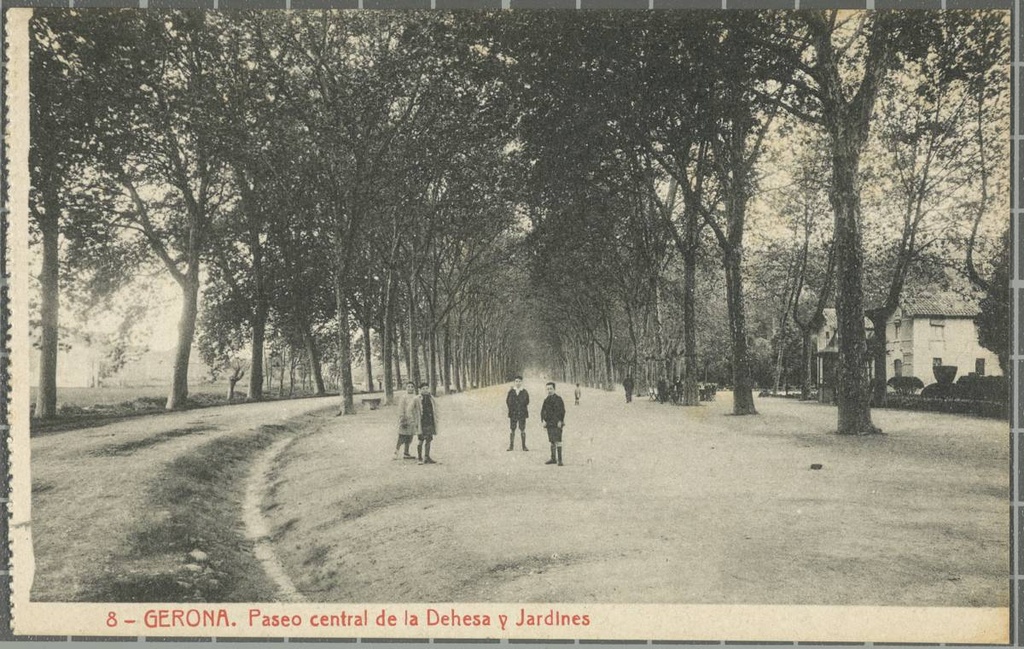 8 -Gerona. Headquarters of the Dehesa y Jardines - The central promenade of the Meadow. To the right, the houses that give access to the gardens of Queen Victoria