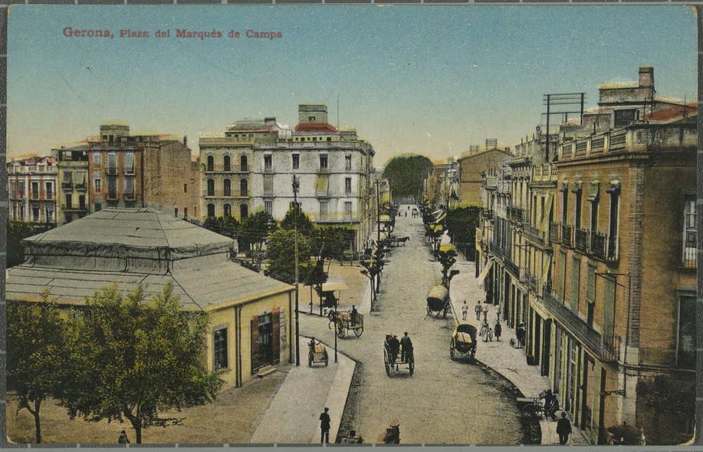 Gerona, Plaza del Marqués de Campos - View of the Plaza Marqués de Campos and Santa Eugenia Street from a high point First on the left, the Café de Novedades You can see carriages circulating on the road