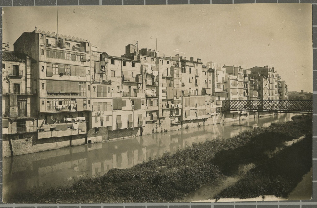 Río Oñar - The houses of the river l’ Onyar seen from the bridge of St. Augustine. On the right, the bridge of the Old Fish.