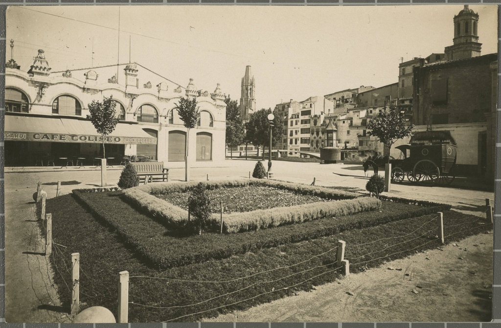 Gerona - Independence Square - The Imperial Colosseum cinema in Independence Square On the right, the start of the ride Josep Canalejas Gomez bridge over the river Onyar. In the background, the bell church of Sant Feliu and the Cathedral of Girona.