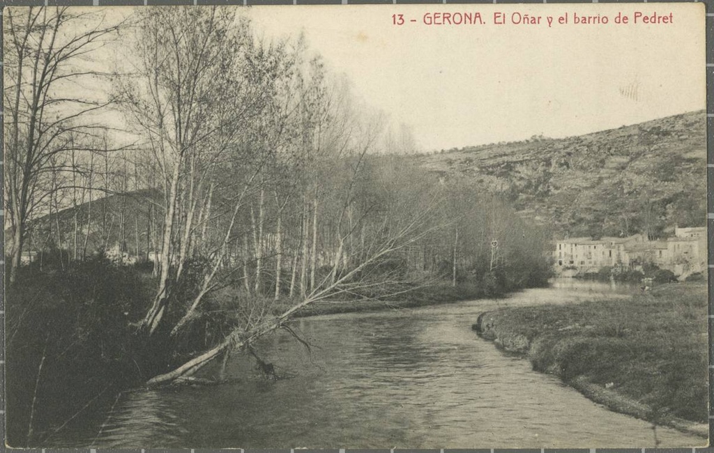 13-Gerona. El Oñar y el barrio de Pedret - The river Onyar at the height of the district of Pedret. On the right, the island of Ter. In the background, Pedret Street and Montjuic Mountain.