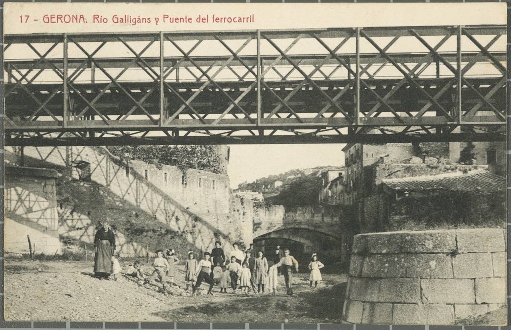 17 -Gerona. Galligáns River and Railway Bridge - The Galligants River stretcher at the height of the Railway Bridge In the background an aqueduct and behind him, the bridge Street Barca. Different women and children are observed under the bridge