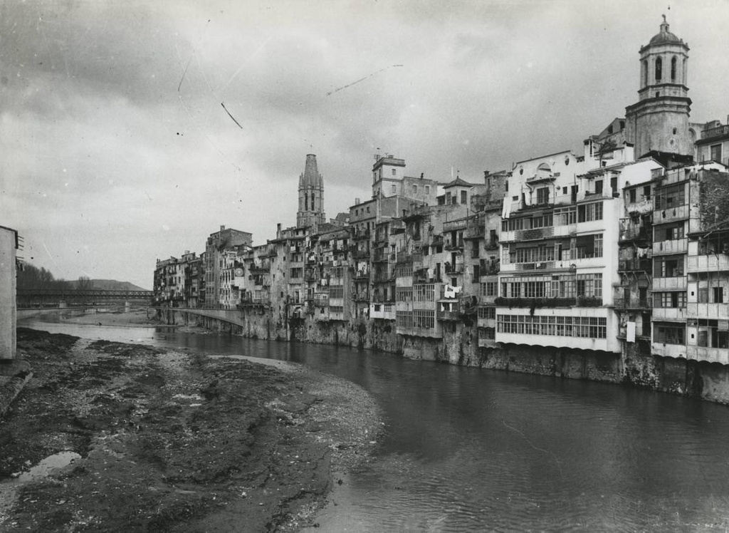 [Houses of the Onyar] - The Onyar River with the Gomez Bridge and the Railway Bridge on the left On the right, the houses of the Onyar. In the background from left to right, the bell tower of the church of Sant Feliu, the tower of the Old Institute and the Cathedral of Girona.