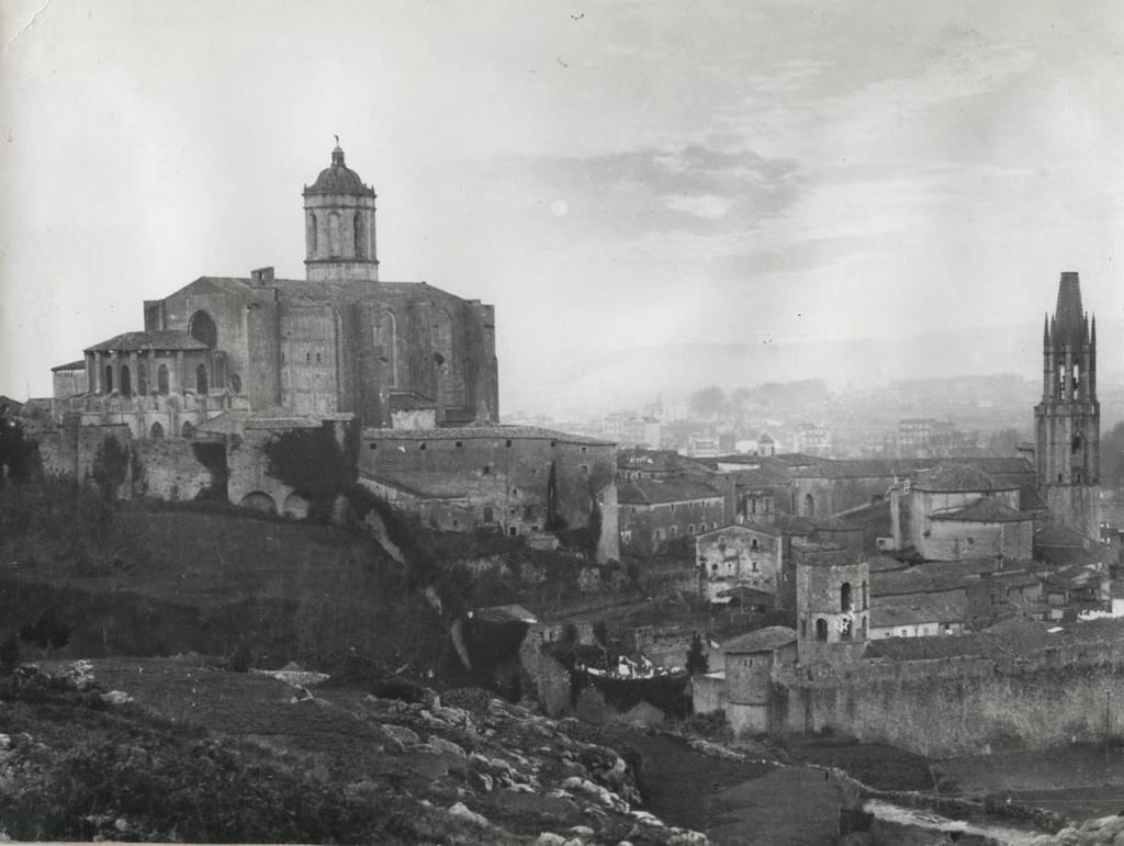 [View from Montjuic] - View of the Cathedral of Girona from the old road of Montjuïc. In the first place you can see the wall and the Monastery of San Pedro de los Galligantes. On the right, the bell tower of the church of Sant Feliu.