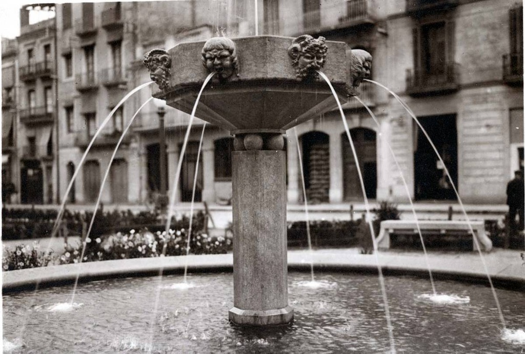 [Screw of the eight heads] - Brollador eight heads, by Joan Oliver de Bezzi located in the Plaza Marquis de Camps.