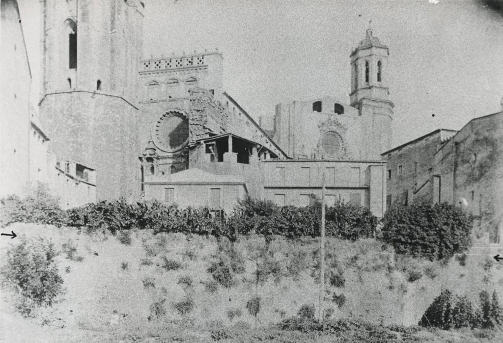 [Bastion of St. Narcissus] - Bastion or beater of San Narciso. The square would not be open to the river until 1937 when the wall was demolished. In the background, the Cathedral of Girona.