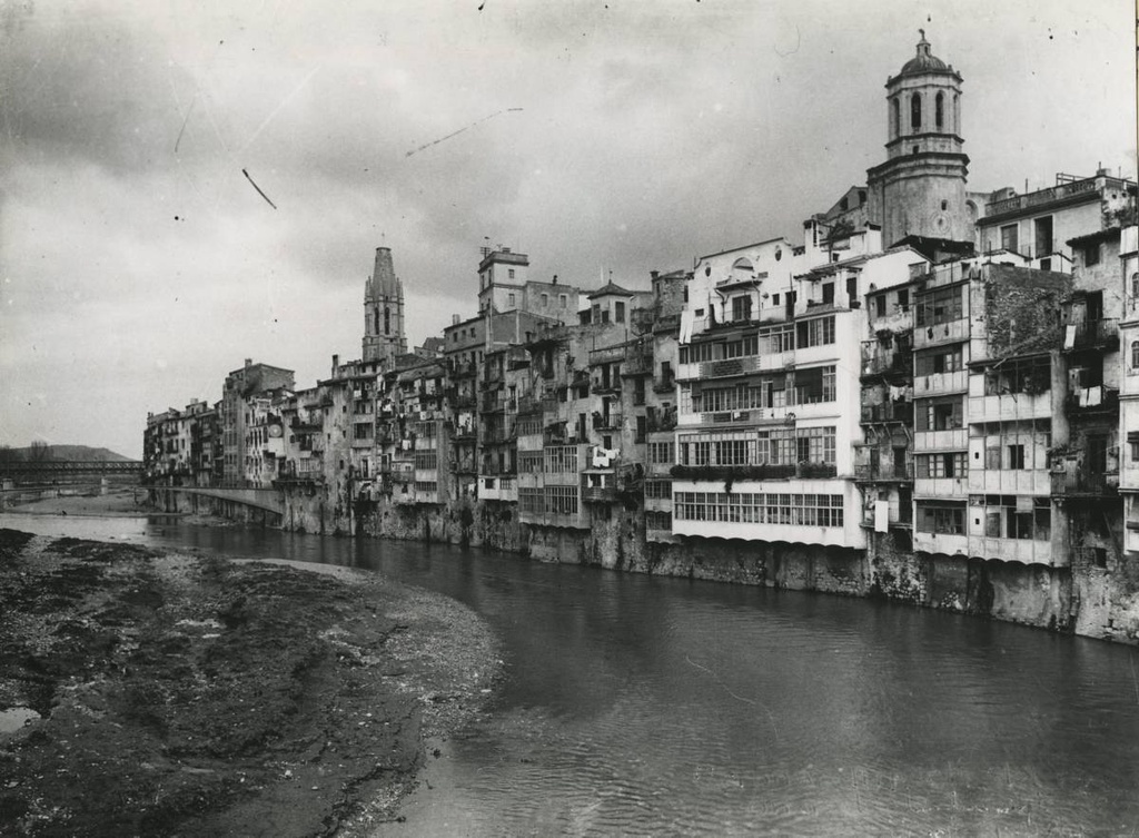 [Houses of the Onyar] - The river Onyar its passage throught the city centre. In the background, the Cathedral of Girona and the bell church of Sant Feliu. On the left, the Gomez bridge and the Railway Bridge Among the houses of the Onyar stands out Maso house in the centre