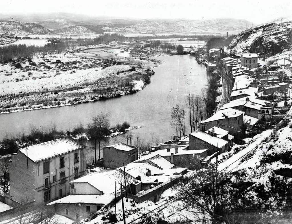 [Pedret Street] - Pedret Street with the Old neighbourhood in the background You can see the railway track of Banyoles and the river Ter, on the right. In the background stand the Cathedral of Girona and the bell church of Sant Feliu. A woman is observed washing clothes on the river Ter.