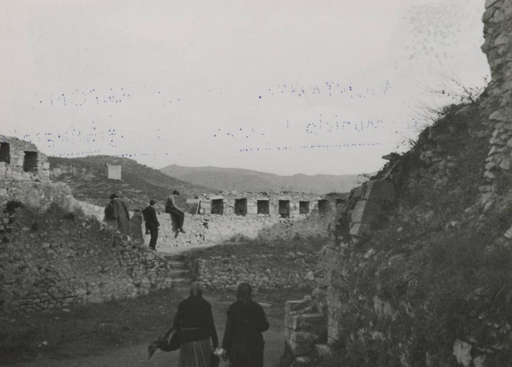 [Drum of St. Daniel] - The drum of St. Daniel. The wall is observed and also a group of people