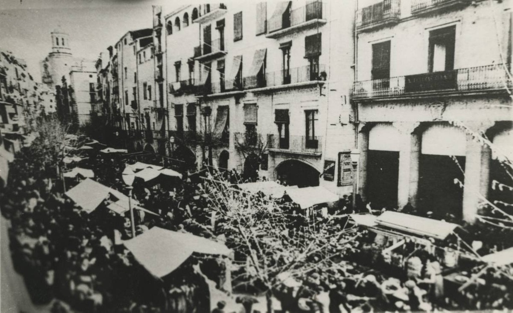 [Rambla de la Libertad] - The market in the Rambla de la Libertad. In the background you see the Cathedral.