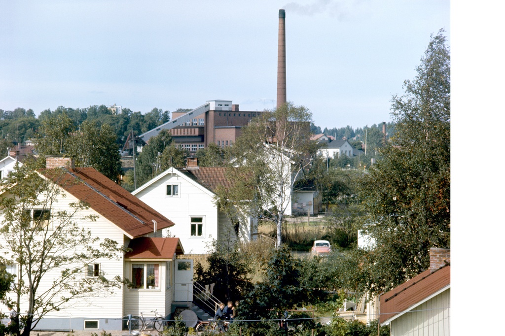 Jokikylän rintamamiestaloja kuvattuna Patastenmäen sillalta, taustalla Paloheimon voimala. Kuva: Riihimäen kaupunginmuseo