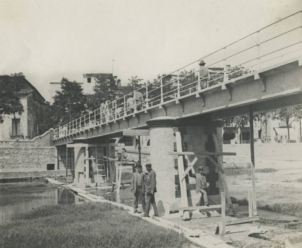 [Construction of the Bridge of the Straw Weight] - Completion of the works of the Bridge of the Weight of the Straw on the river Onyar. The bridge communicated the boulevard Verdaguer with the promenade Pi Maragall.