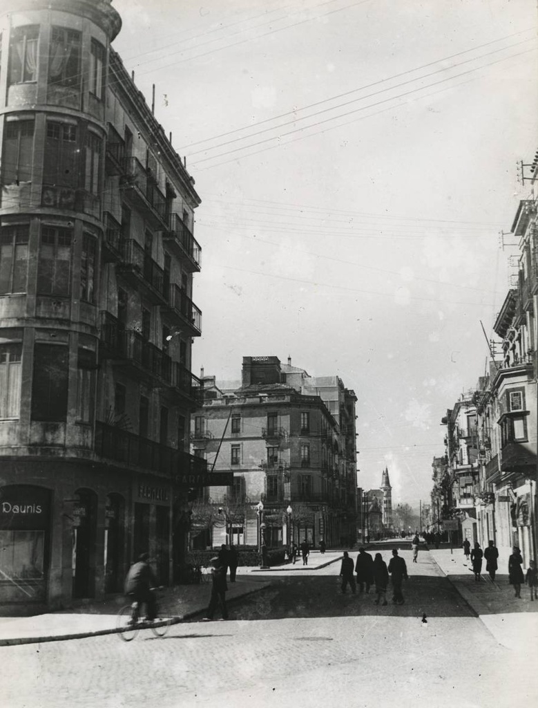 [Marquis de Camps Square] - The Plaza Marqués de Campos and Santa Eugenia Street. In the background appears the Tejedor House, popularly known as the Puncha. In the foreground and on the left, the Caldelas pharmacy.