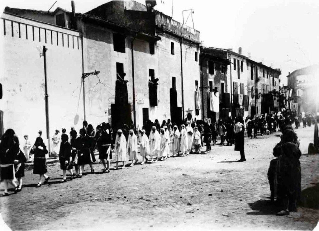 [Corpus Procession] - Corpus procession in the Plaza de la Villa de Salto