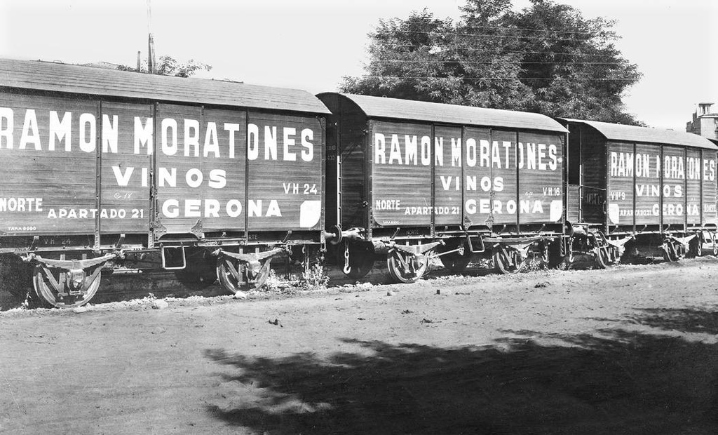 [Moratone Wines Advertising] - Advertising of the retail sale of Ramon Moratones wines in the waggons of a train parked at the railway station in Girona.