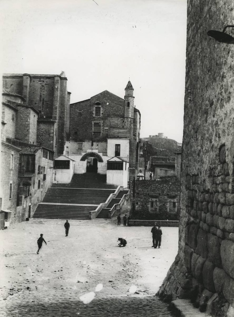 [Saint Dominic Square] - The Plaza de Santo Domingo, in the old neighbourhood First on the right, the Rufina Gate. In the centre, the convent of Santo Domingo became the Barracks of the Infantry Regiment. In the background, the Tower of Alfonso XII