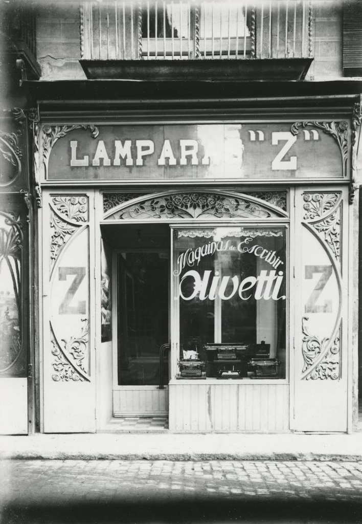 [Shop Lamparas Z] - Lamparas Z, trade in Citizens Street typewriters. Later it would be transformed into the La Moda establishment.