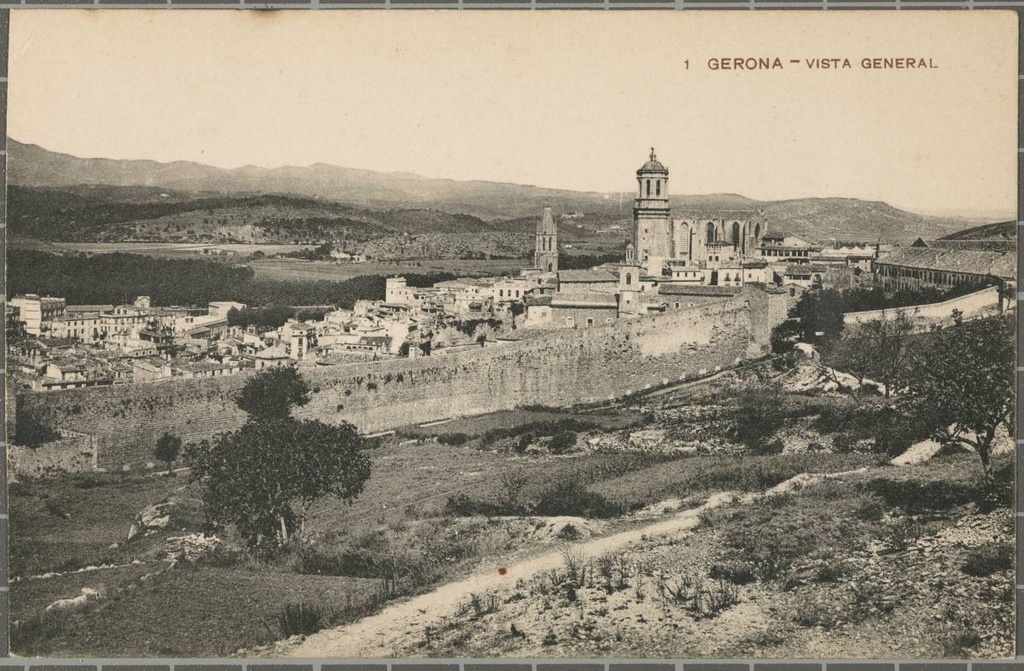 1 Gerona - General view - Panoramic view of the Old district from the mountain of Las Canteras In the second term, a section of the wall between the Calle de los Socorro, on the left, and the convent of Santo Domingo, on the right. In the centre, the bell tower of the church of Sant Martí Sacosta, the church of Sant Feliu and Girona Cathedral.
