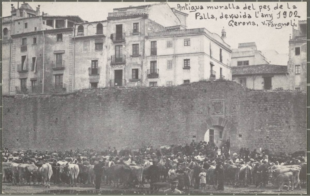 Antigua wall of the weight of the Straw, demolished in 1902. Gerona - View of the cattle market in the Areny del Río Onyar before the portal of the Angel. On the portal is the shield of Girona.