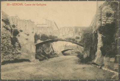 20- GERONA. Galligáns Cauce - The Galligants River stretcher as it passes throught the San Pedro neighbourhood, crossed in the first place by an aqueduct, followed by the bridge of Calle de la Barca and Calle del Lobo.  duplicate photo