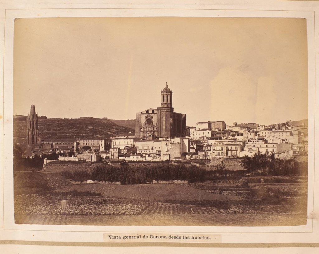 1. General view of Gerona de las huertas - View of the Old Quarter with the vegetable gardens in the first place In the second term, the stretch of wall between the bulwark of Figuerola, on the left and the bastion of the Holy Cross, on the right. In the background stand from left to right: the bell tower and the church of Sant Feliu Montjuïc mountain and the castle of the same name behind him, the house Pastors, the building of the Old Institute, and the Cathedral of Girona.