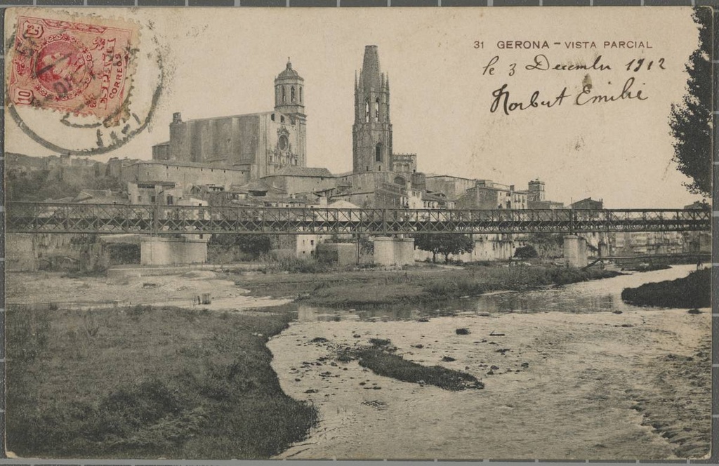 31. Gerona - Part view - View of the Old Quarter from the bed of the Onyar River En el centro, el puente del Ferrocarril Under the bridge, on the right, the walkway of the Portal de la Barca In the background stands the Cathedral of Girona and the bell church of Sant Feliu.