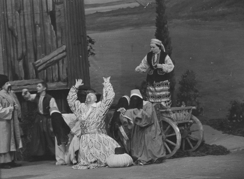 Zaporoožlane Doonau taga, Teater Estonia, 1948, osades: Netšai – Viktor Gurjev, Karass – Aaro Pärn, Odarka – Marta Rungi