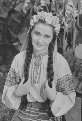 Zaporoožlane Doonau taga, Teater Estonia, 1948, pildil: Asta Ots - rühmatantsija  similar photo