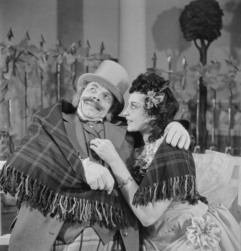 Hundid ja lambad, Teater Estonia, 1948, osades: Glafira – Aino Talvi, Lõnjajev – Rudolf Nuude