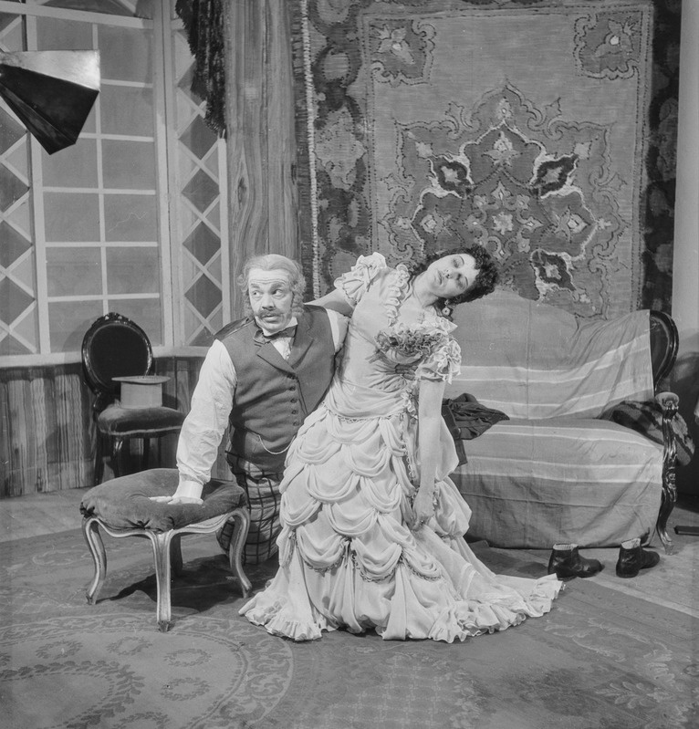 Hundid ja lambad, Teater Estonia, 1948, osades: Glafira – Aino Talvi, Lõnjajev – Rudolf Nuude